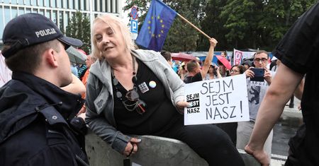 Przepychanki z policją przed parlamentem. Posłanka wwiozła na teren Sejmu w bagażniku 2 osoby