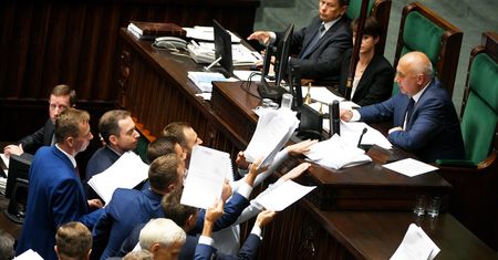 Poprawki tylko na papierze. Taki jest plan opozycji na powstrzymanie zmian w SN