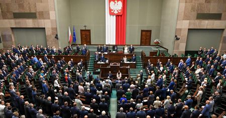 Nowy sondaż. Spadło poparcie dla PiS, ale nadal jest na prowadzeniu