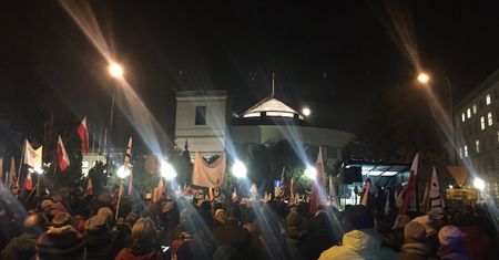 Awantura na Wiejskiej. Wykluczony poseł, tłum pod Sejmem