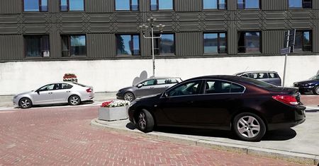 W Sejmie parkują jak chcą. A domagają się wyższych kar dla kierowców