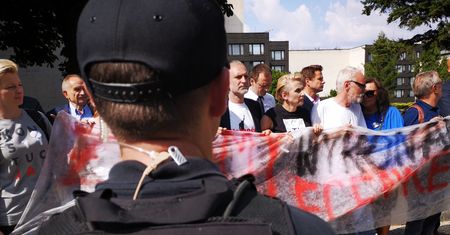Marcin Makowski: W bagażniku na teren Sejmu. Ryszard Petru buduje wielkomiejską Samoobronę