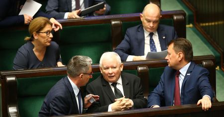 Zjazd raz w miesiącu. Posłowie pracują coraz mniej