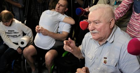 Protestujący w Sejmie zyskali poparcie OPZZ. To realizacja "rady" Lecha Wałęsy