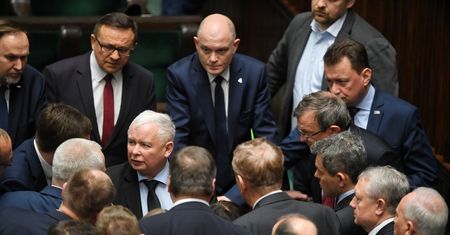 "Dzienniczki Kaczyńskiego". Prezes traktuje posłów PiS jak uczniów