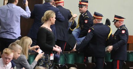 Awantura w Sejmie. Straż marszałkowska wyniosła mężczyznę z galerii