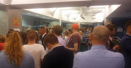 Rodzice i nauczyciele nie mogli dostać się do Sejmu na debatę o referendum edukacyjnym. "Powinniśmy wejść bez ceregieli"