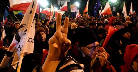 Dzień po "opłatku" PiS-u, gdy PO spotyka się na Radzie Krajowej, TVP pokazuje "Pucz". Przypadek?