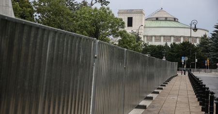 Przed Sejmem stanie płot za 600 tys. zł. Barierki nie będą już potrzebne