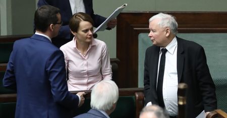 Nocą w Sejmie zmieniono Kodeks wyborczy. Fala krytyki. "Dekalog hańby" i komentarze: "to konstytucyjne przestępstwo"