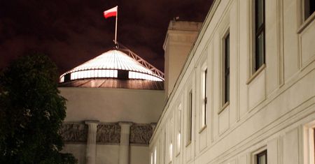 Gorąca noc na Wiejskiej. Bój o odwołanie ministrów