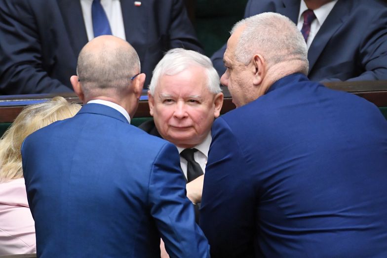 Partia Jarosława Kaczyńskiego obiecała wielomilionowe programy socjalne, których realizacji teraz nie może odkładać