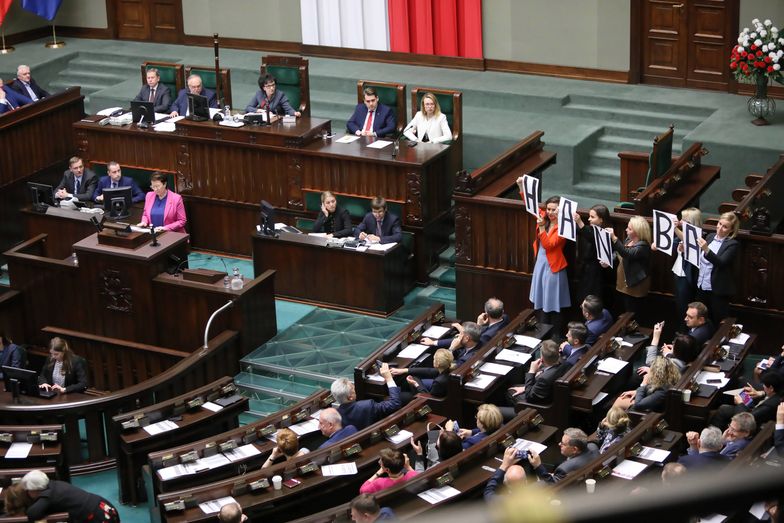 Do czwartkowego harmonogramu Sejmu wchodzi projekt nowelizacji ustawy okołobudżetowej na ten rok.