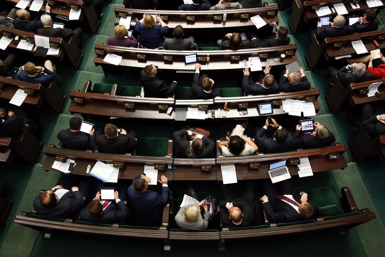 Nowi posłowie wchodzą do Sejmu. Zarobią krocie