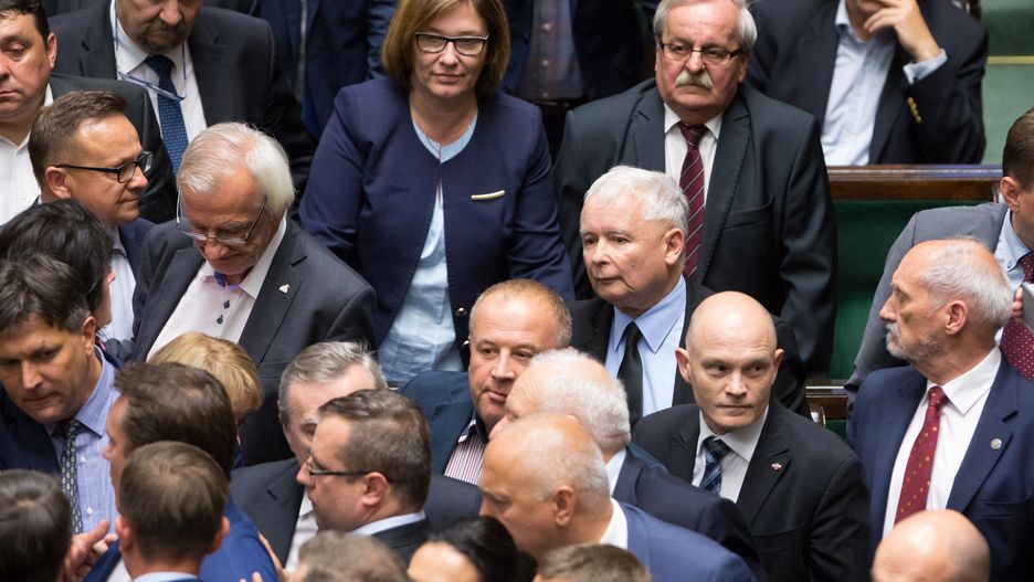 Posłowie PiS wokół Jarosława Kaczyńskiego.