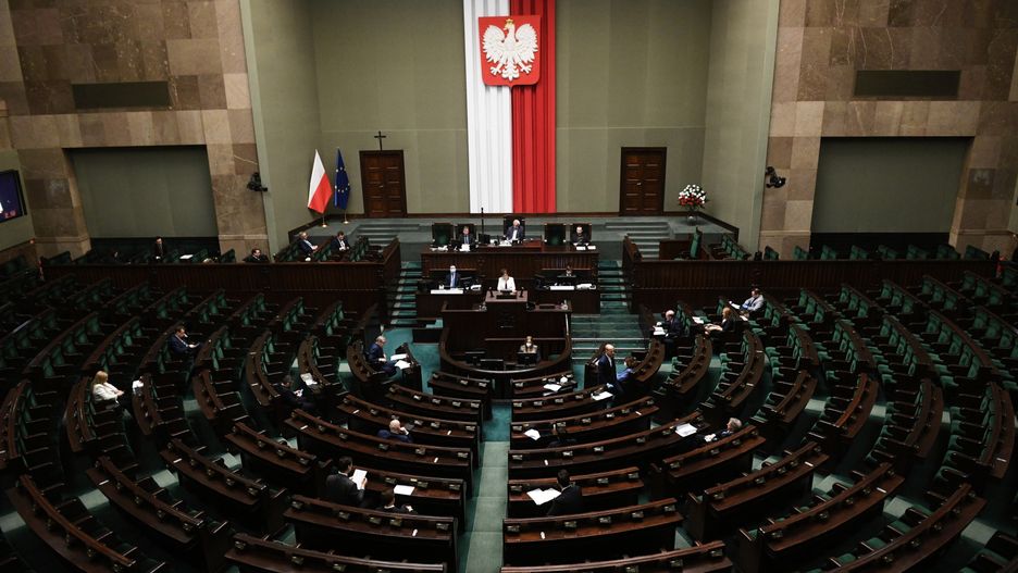 Warszawa, 7.04.2020 r. Posłowie na sali obrad Sejmu debatują nad kolejnym rządowym projektem ustawy z tzw. tarczy antykryzysowej.