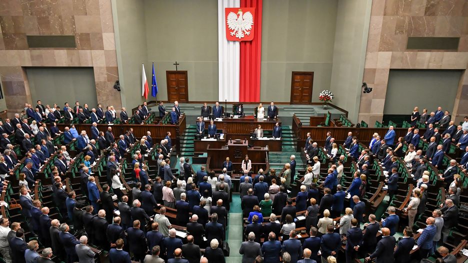 Poparcie dla PiS spadło o 6 punktów. 