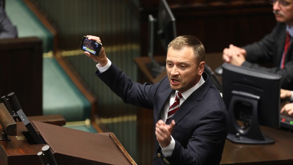 Poseł Sławomir Nitras pokazał, że boi się żony.