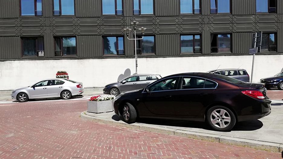 Tak się parkuje w Sejmie. Po chodniku przejść już ciężko