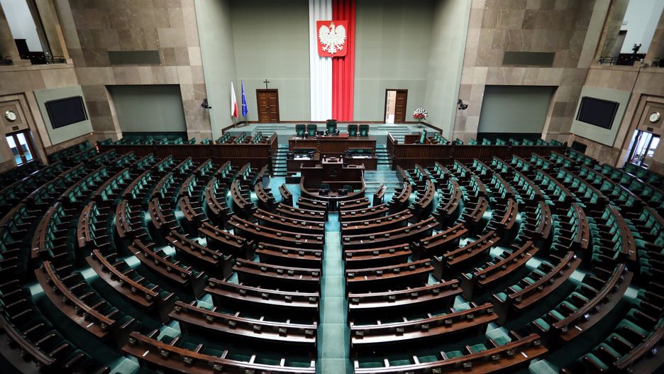 Kluby i koła poselskie spierają się o ławy