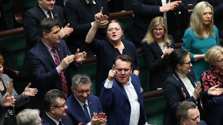 Prof. Puzynina wskazuje, że "w przestrzeni publicznej nasiliło się zamknięcie na kontakt z przeciwnikami politycznymi oraz posługiwanie się językiem nienawiści i pogardy". Eksplozję emocji często widać, niestety, podczas obrad Sejmu.