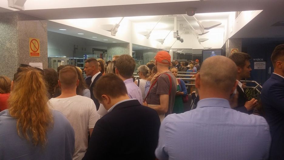 Kolejka w biurze przepustek