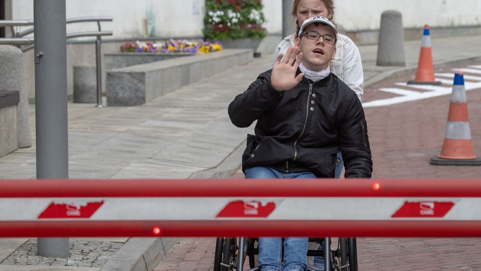 Roman Giertych gratuluje marszałkowi Markowi Kuchcińskiemu zwycięstwa nad niepełnosprawnymi