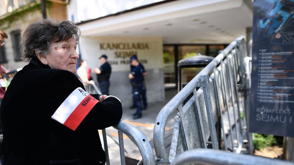 Wanda Traczyk-Stawska ps. Pączek przy sejmowym biurze przepustek