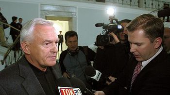 Były premier Leszek Miller odpowiada na pytania dziennikarzy