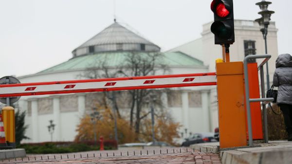 Wjazd na teren sejmu w Warszawie