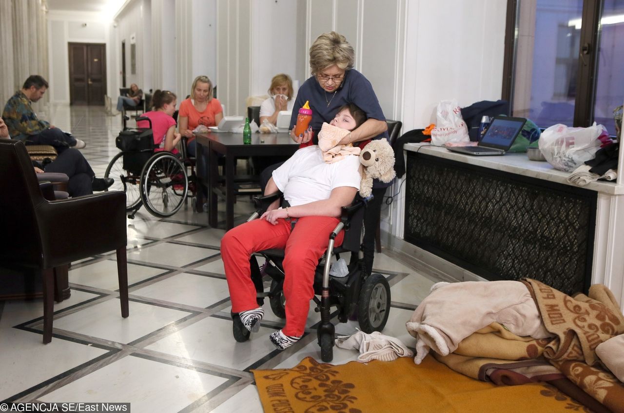 Polacy nie chcą patriotycznych ławek. Wolą pomóc niepełnosprawnym