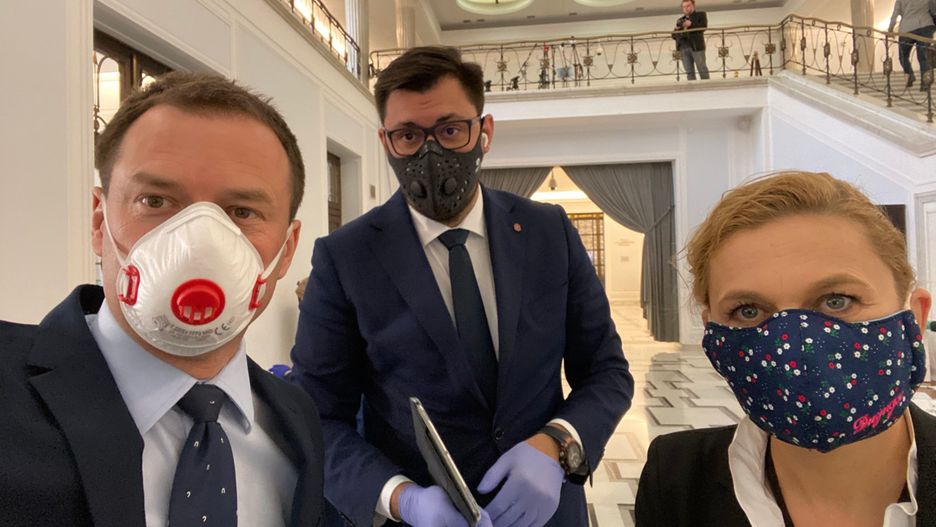 Posłowie w maskach na posiedzeniu sejmu