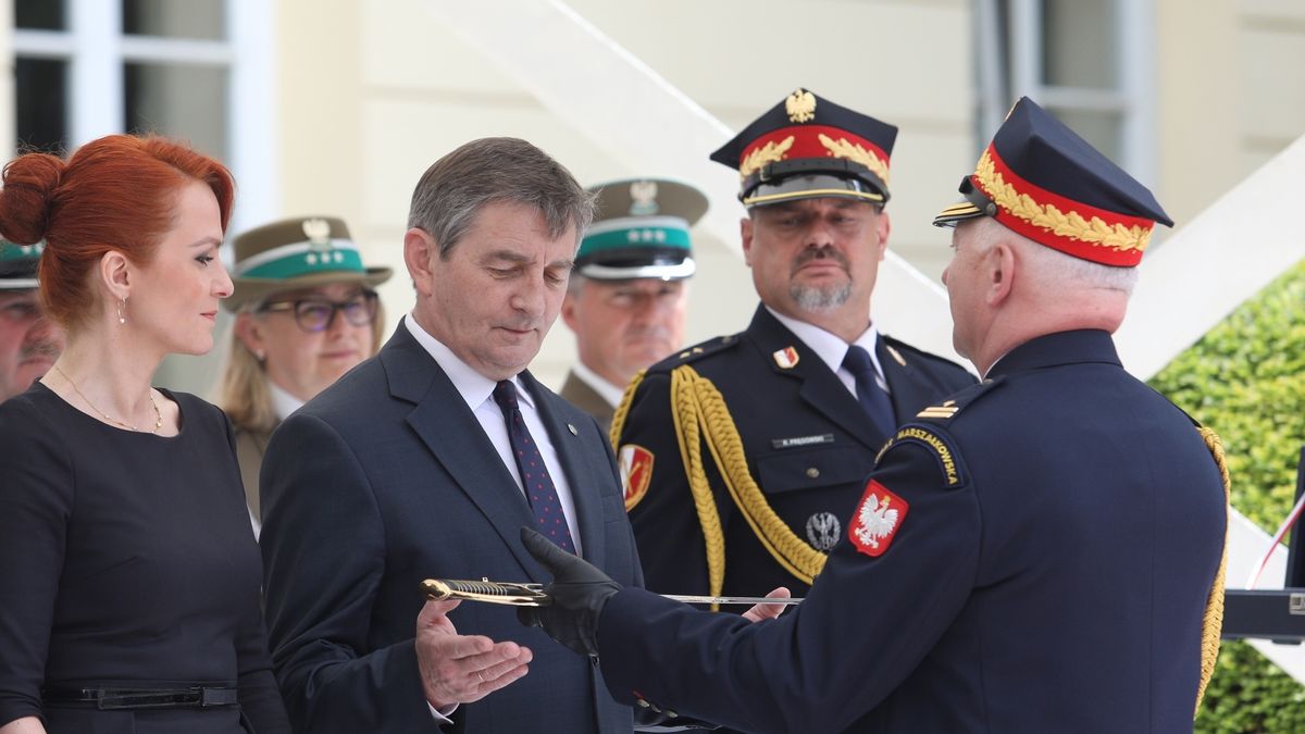 Rekordowe nagrody w Kancelarii Sejmu. Na zdjęciu obok marszałka Marka Kuchcińskiego - Agnieszka Kaczmarska, szefowa KS