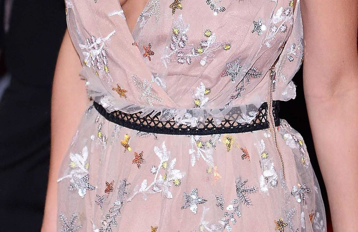 Weronika Rosati - sukienka taliowana paskiem,  Cannes 2019