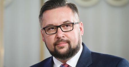 Poseł "spróbujcie utrzymać się za 9 tys. zł" tłumaczy się. Polityk miał coś innego na myśli...