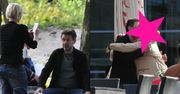 Wiemy, co robi Piasek przed koncertem w Sopocie! Czeka na występ w towarzystwie dwóch pięknych kobiet [paparazzi]