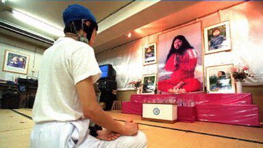 Członek sekty Aum medytuje przed portretem jej przywódcy