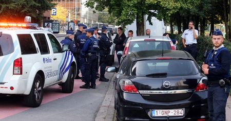 Atak nożownika na policjanta w Brukseli. Napastnik postrzelony
