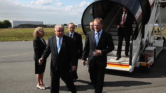 Prezydent Polski Lech Kaczyński i premier Polski Donald Tusk na lotnisku w Brukseli, po przybyciu na nadzwyczajny szczyt UE poświęcony Gruzji.