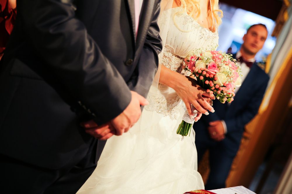 Jak się ubrać na wesele? Koleżanka panny młodej wybrała kontrowersyjny strój