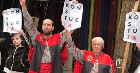 Aktorzy Teatru Starego w Krakowie protestują ze sceny
