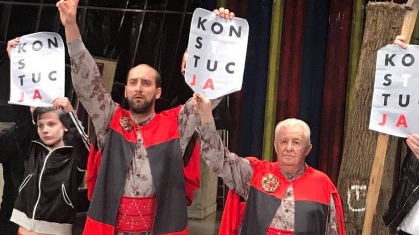Artyści Teatru Starego w Krakowie w proteście przeciw łamaniu konstytucji podczas przedstawia "Wesele"