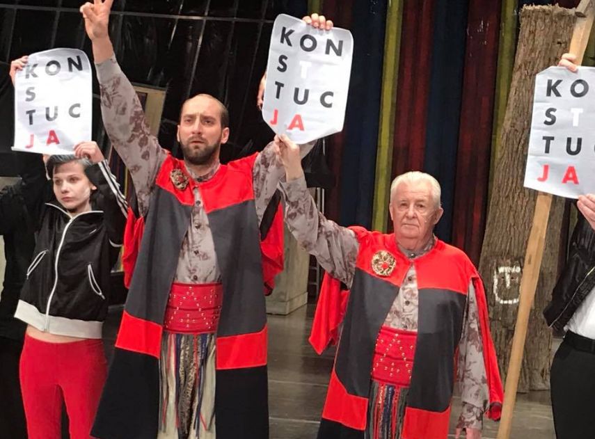 Artyści Teatru Starego w Krakowie w proteście przeciw łamaniu konstytucji podczas przedstawia "Wesele"
