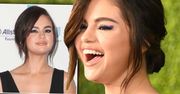 Selena Gomez w czarnej sukni z głębokim dekoltem. Prosta stylizacja, ale efekt powala