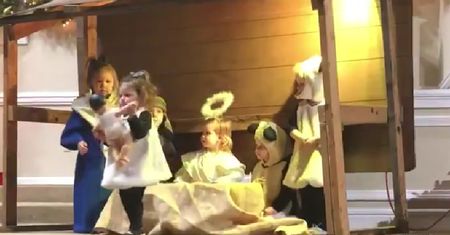 Owieczka zabrała Jezuska w trakcie jasełek przedszkolaków. Mama ruszyła na ratunek