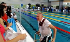 Zamknięto nowy basen zaraz po otwarciu. Burmistrz wykorzystał "okazję" i wskoczył do wody