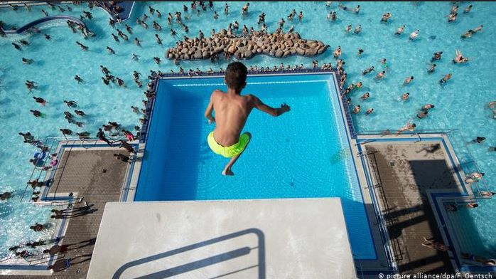 Basen trzeba było zamknąć. Ochrona nie zdołała opanować sytuacji