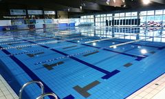 Ojciec nagrywał nagą córkę i dotykał dzieci na basenie. Teraz stanie przed sądem