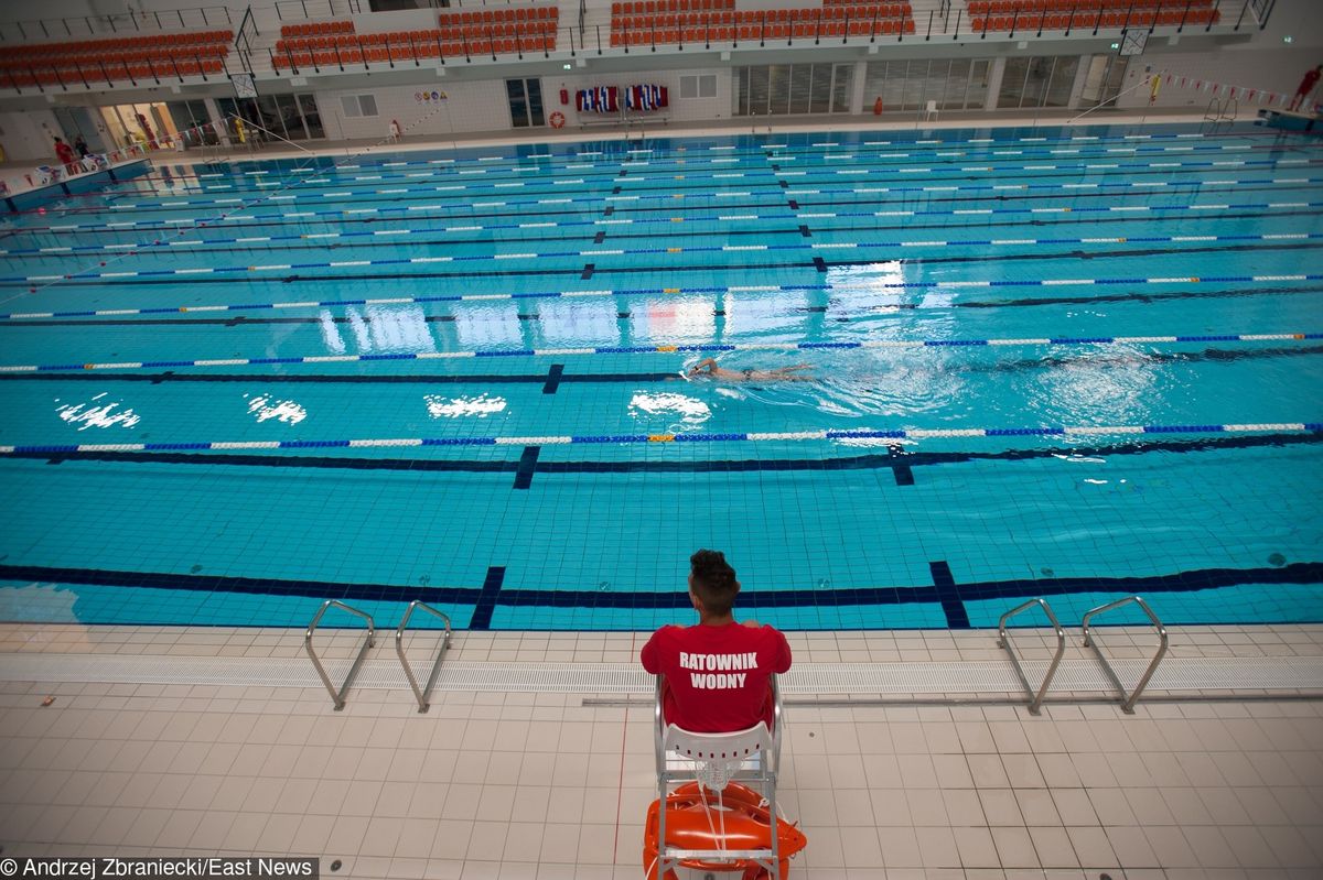 Nastolatek topił się na basenie w Warszawie. Leżał ma dnie