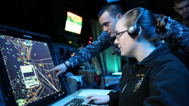 Kontroler ruchu lotniczego to osoba odpowiedzialna za bezpieczne i skuteczne zarządzanie ruchem lotniczym.